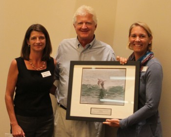 Burrows Smith, accepting the award from federation's Deputy Director Lauren Kolodij, left, and federation's vice president Lauren Hermley,